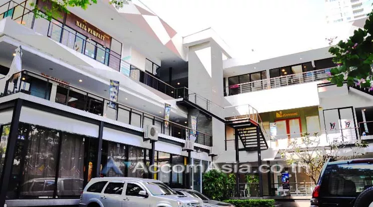  Retail / showroom For Rent in Ploenchit, Bangkok  near BTS Chitlom (AA10440)